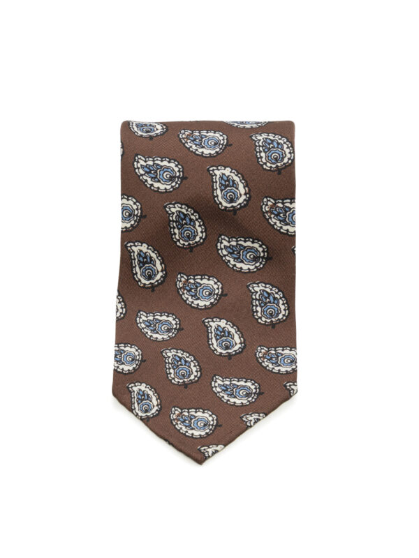 Brązowy krawat Macclesfield Balamonte – zwinięty krawat z wyraźną fakturą i klasycznym zakończeniem