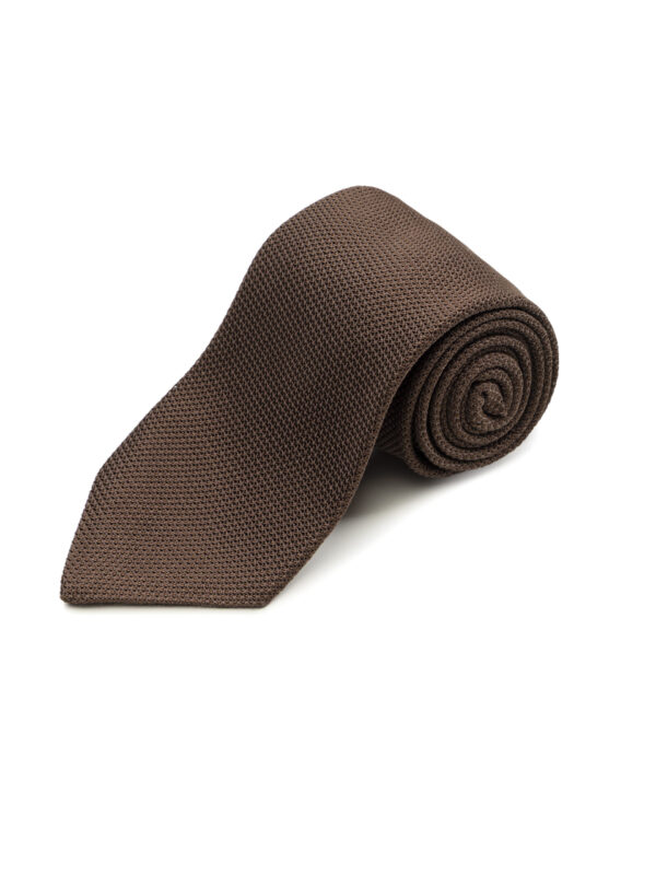 Brązowy krawat z grenadyny Balamonte – widok złożonego krawata w eleganckim splocie grenadyny lub wzorze Macclesfield