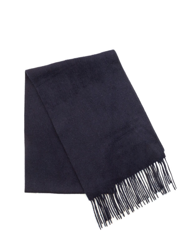 Granatowy szal z frędzlami – zwinięty w prostokąt na białym tle