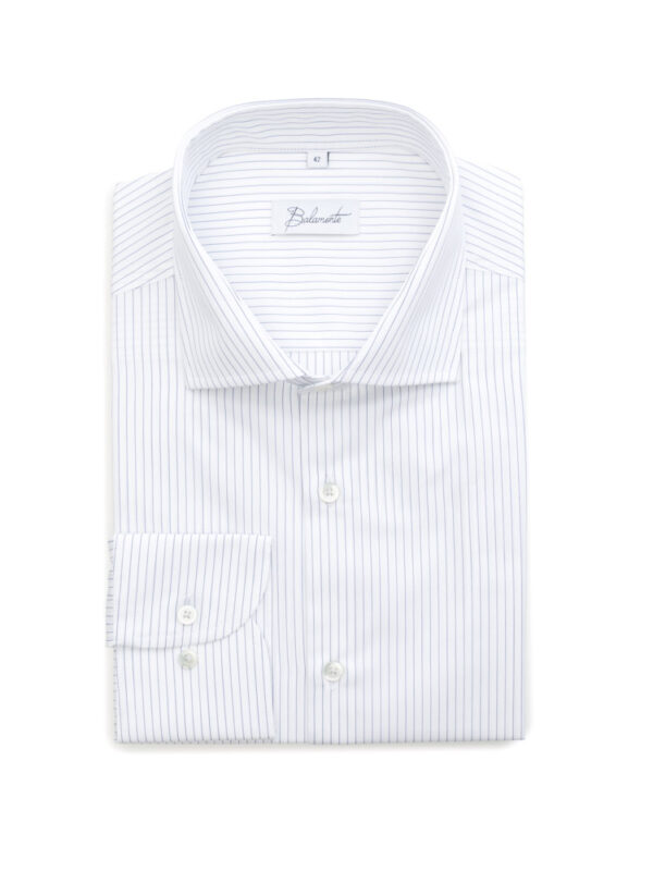 klasyczna biała koszula męska z kołnierzykiem i subtelnym wzorem cienkich niebieskich pasków.