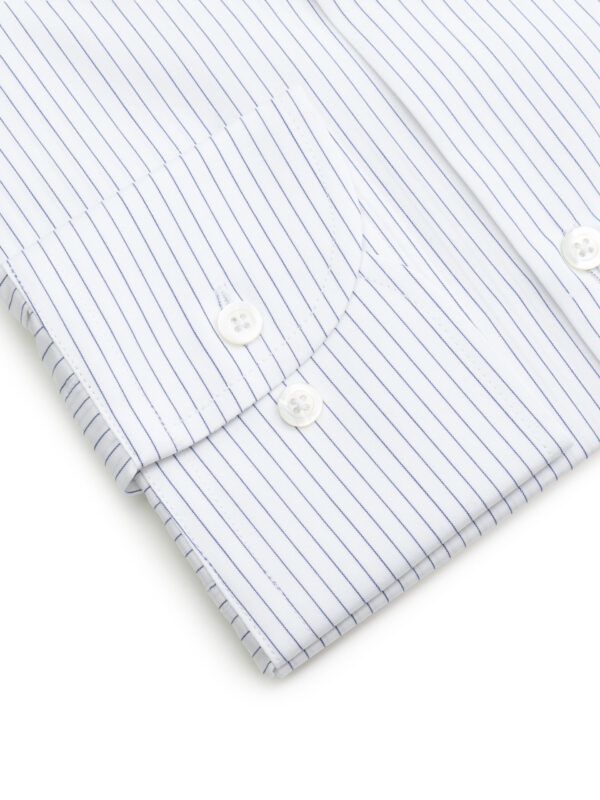 Detal mankietu białej koszuli w granatowe prążki z guzikami Balamonte