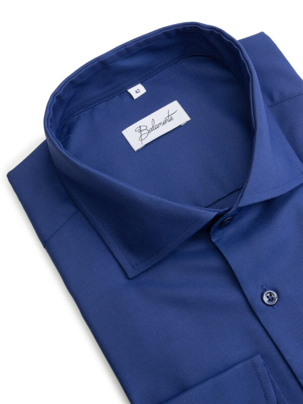 Zbliżenie na kołnierzyk granatowej koszuli Balamonte