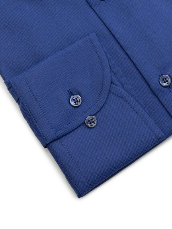 Detal mankietu granatowej koszuli z guzikami Balamonte