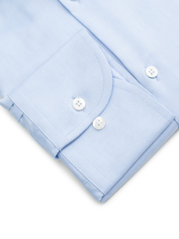 Detal mankietu błękitnej koszuli z guzikami Balamonte