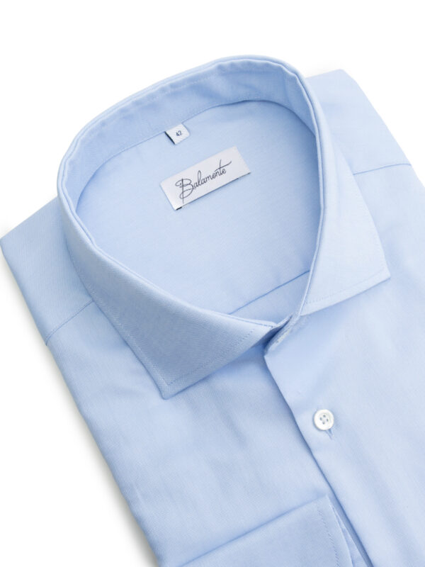 Zbliżenie na kołnierzyk błękitnej koszuli Balamonte