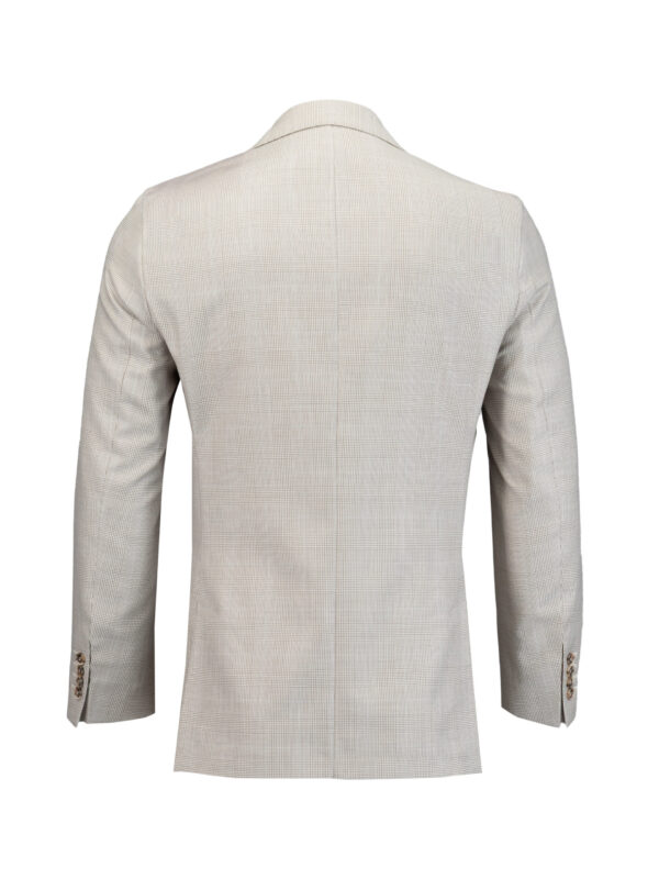 Beżowa marynarka męska widok z tyłu, podkreślający linię ramion i staranne szycie pleców