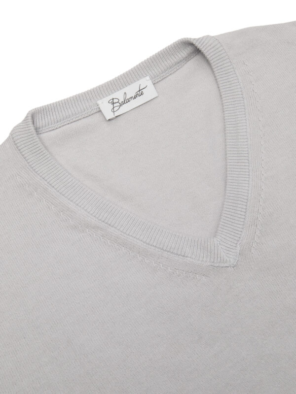Szary sweter bawełniany V-neck Balamonte – zbliżenie na dekolt w serek z żebrowanym wykończeniem