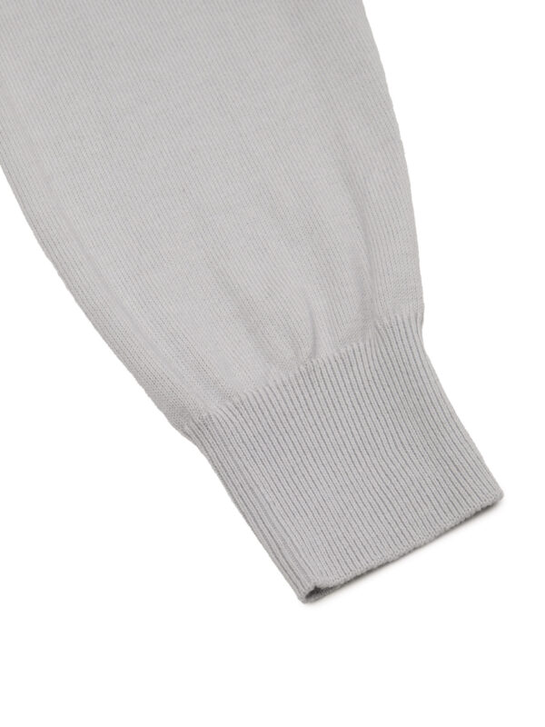 Mankiet szarego swetra Balamonte – prążkowany ściągacz podkreślający dopasowanie i styl