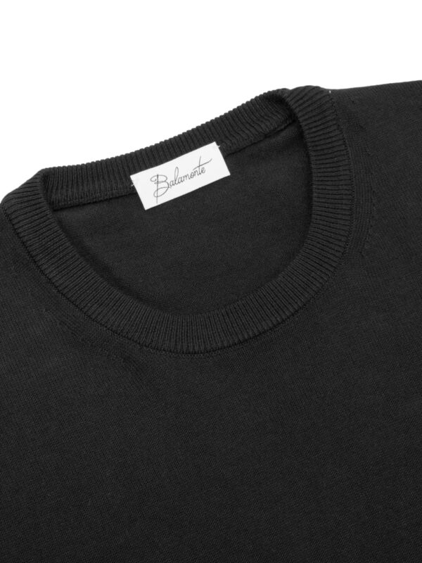 Okrągły kołnierz swetra Balamonte – detal starannie wykończonego ściągacza i metki z logo