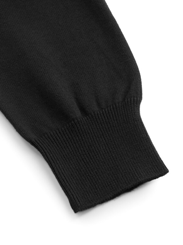 Mankiet granatowego swetra Balamonte – prążkowany ściągacz podkreślający dopasowanie i styl