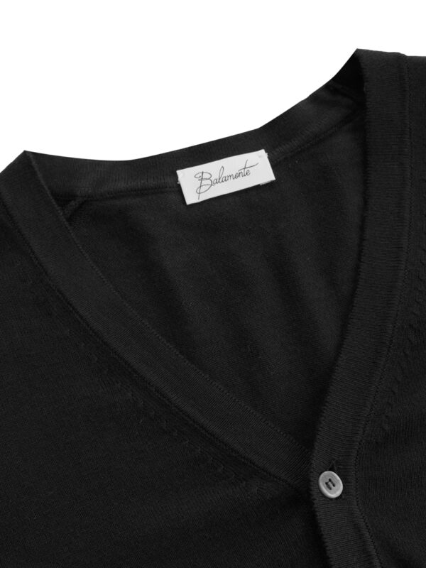 Czarny kardigan Balamonte – detal dekoltu w serek z widoczną metką marki