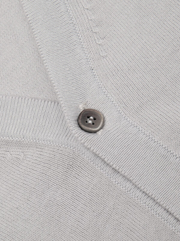 Szary kardigan Balamonte – detal guzika i starannego wykończenia krawędzi dekoltu