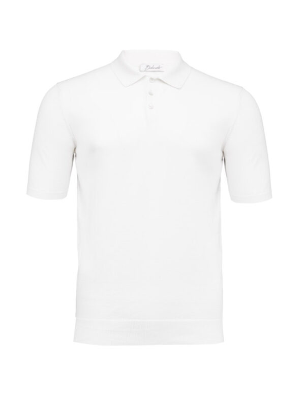 Biała koszulka polo z krótkim rękawem, widok z przodu na neutralnym tle.