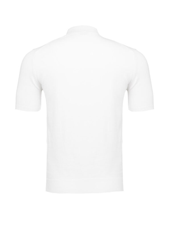 Biała koszulka polo z krótkim rękawem, widok z tyłu na neutralnym tle.