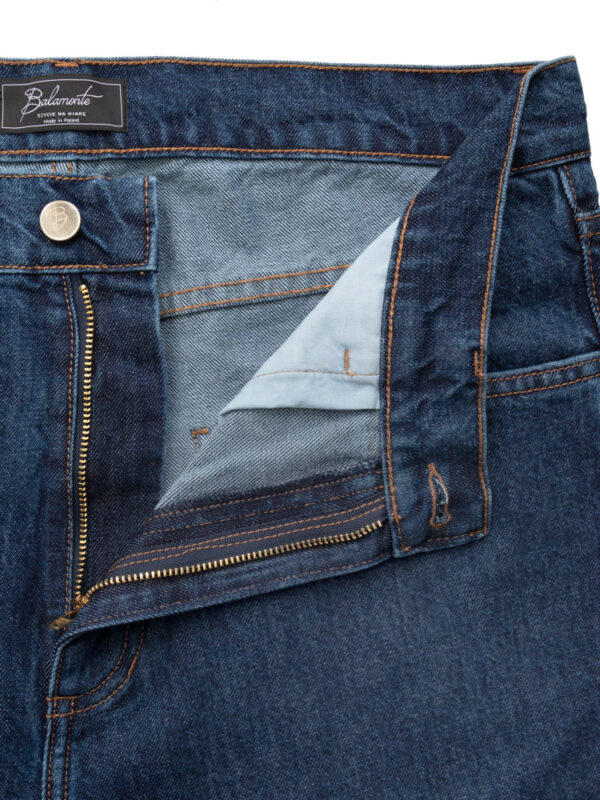 Jeansy HOUSTON Balamonte – detal zamka błyskawicznego i guzika z logotypem marki