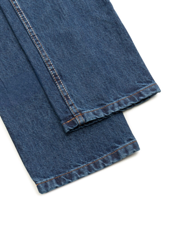 Ciemne jeansy HOUSTON Balamonte – detal dolnych zakończeń nogawek z podwiniętym wykończeniem