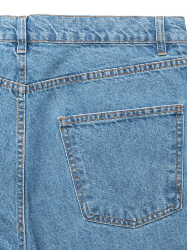 Detal tylnej kieszeni jeansów HOUSTON – solidne przeszycia i klasyczny układ kieszeni