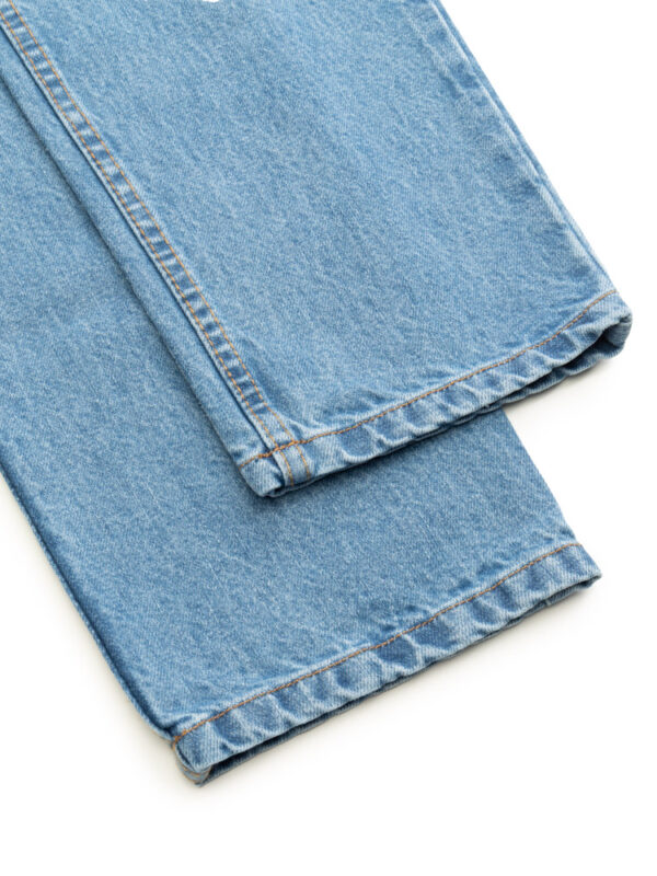 Nogawki jeansów HOUSTON – detal dolnej krawędzi z charakterystycznym przeszyciem