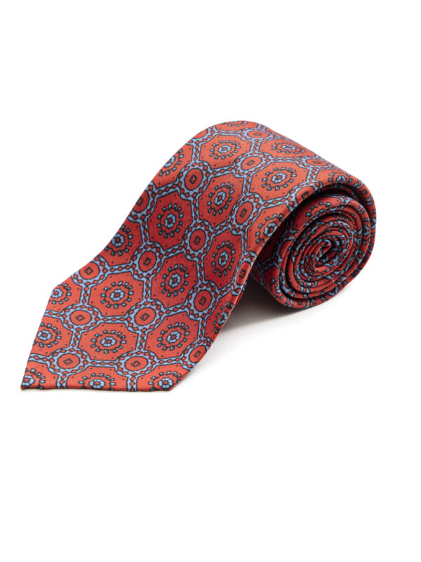 Czerwony krawat Macclesfield Balamonte – widok złożonego krawata w eleganckim splocie grenadyny lub wzorze Macclesfield