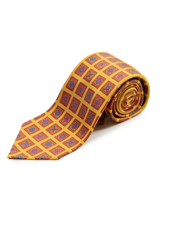 Żółto – czerwony krawat Macclesfield Balamonte – widok złożonego krawata w eleganckim splocie grenadyny lub wzorze Macclesfield